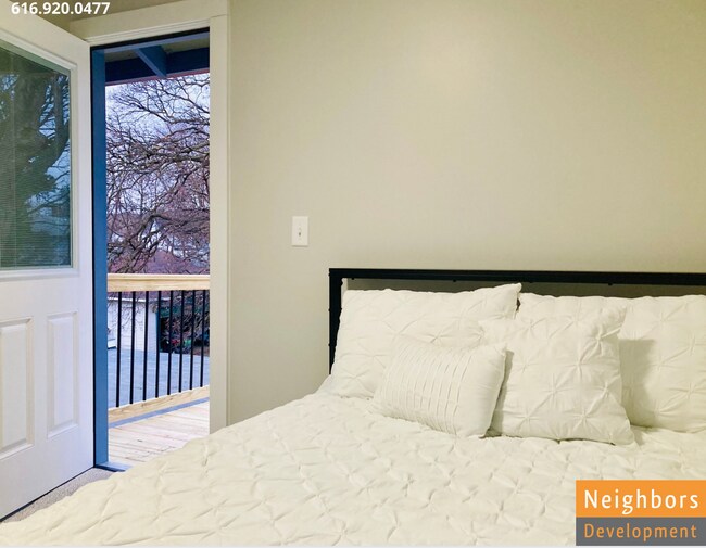 Building Photo - 927 Arianna St NW