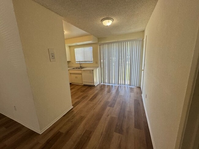 Building Photo - 2 Bedrooms, 1.5 Bathrooms