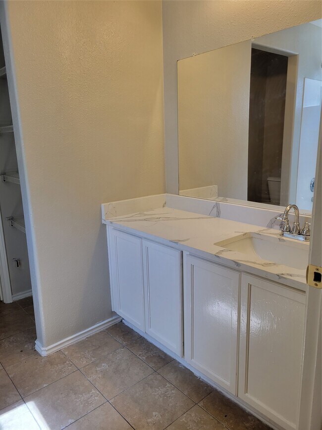 Building Photo - 6055 Green Heather Ln
