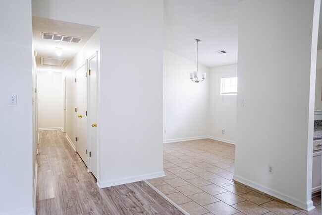 Building Photo - 4721 Waterfront Oak Dr