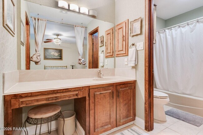 Building Photo - 215 Sleepy Hollow Dr