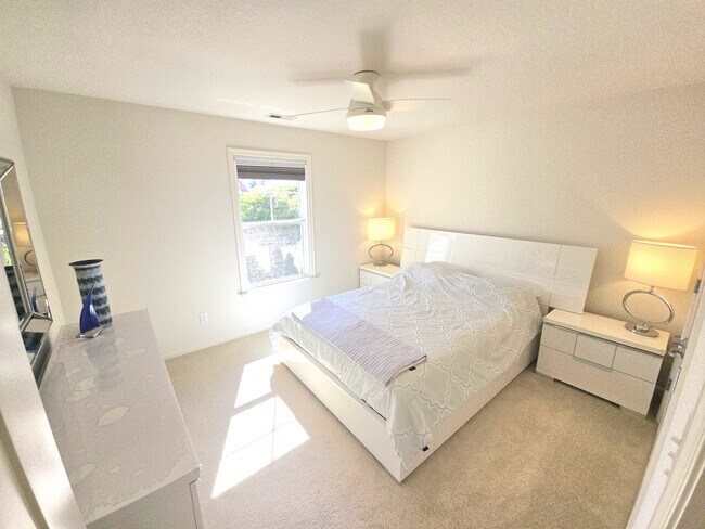 Building Photo - 1129 Flower St