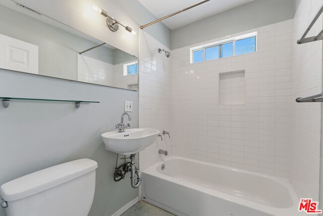 Building Photo - 422 James St