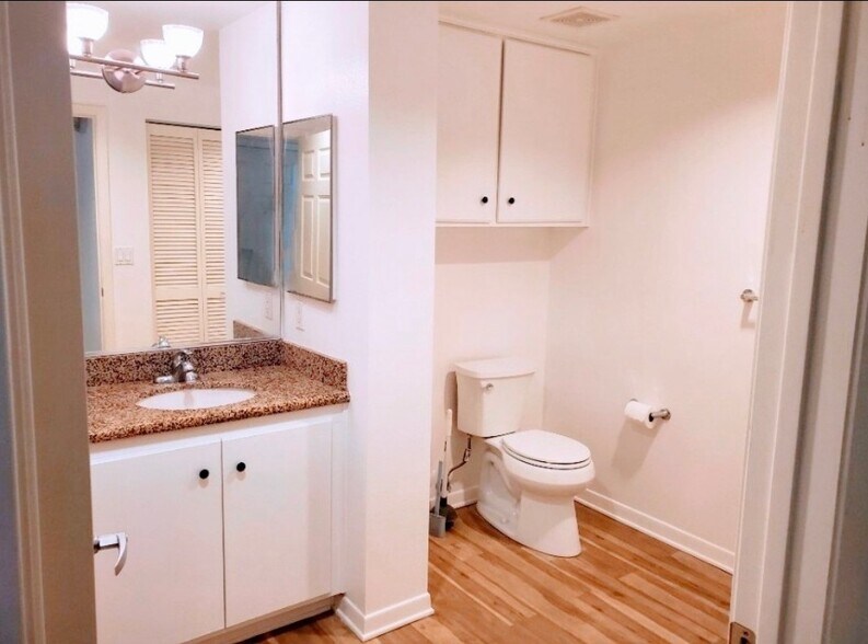 Large bathroom - 160 S Hudson Ave