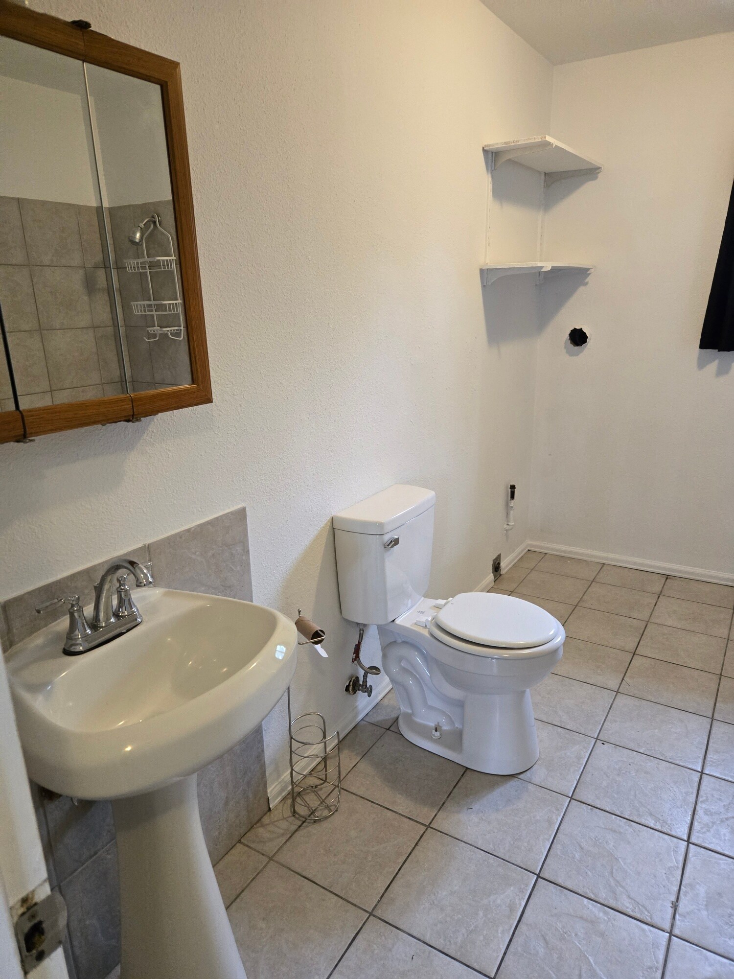 Large bath w/hookups - 6764 Locust St