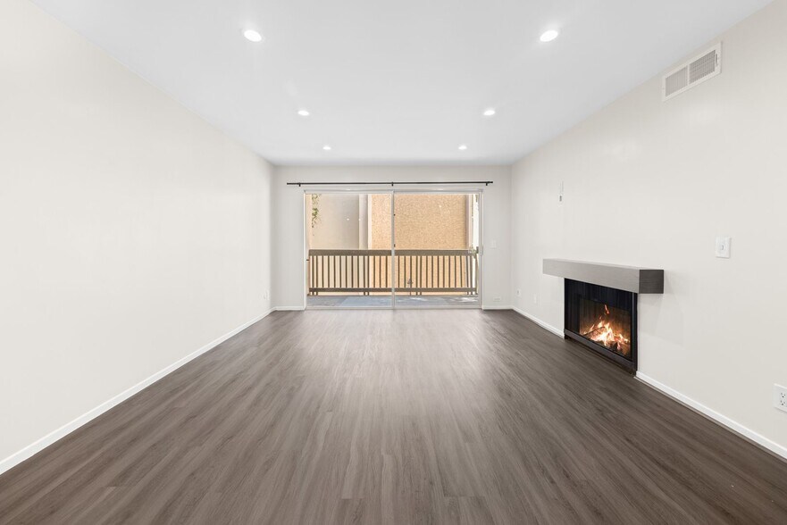 Building Photo - Resort-Style 2-Bed, 2-Bath Condo with Lake...