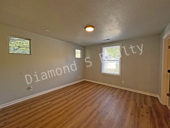 Building Photo - Charming 2 Bedroom/2 Bathroom House Coming Soon!