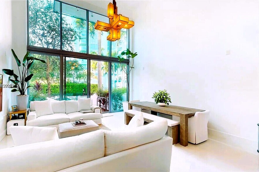 Building Photo - 6000 Collins Ave