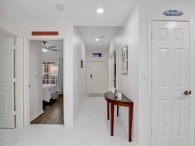 Building Photo - Seasonal 3-Bed First Floor Condo Rental in the Heart of Naples