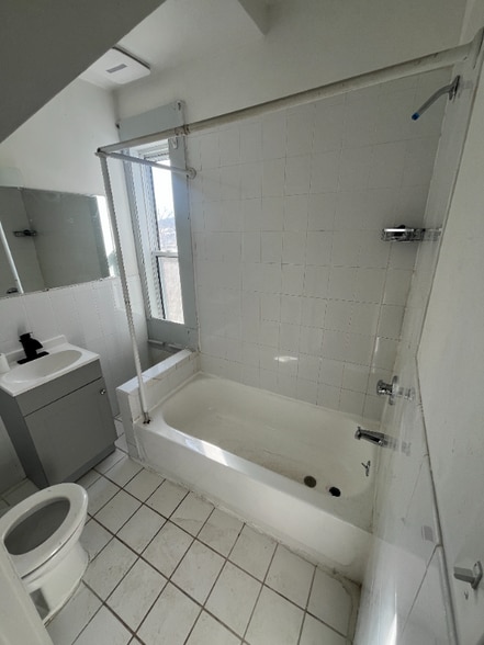 Building Photo - 40 Garnet St