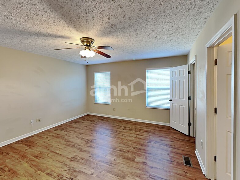 Building Photo - 4870 Bixby Ridge Dr E