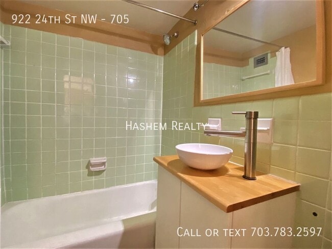 Building Photo - 922 24th St NW