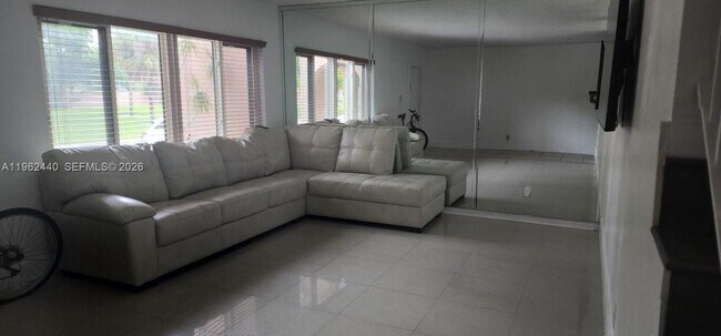 Building Photo - 23 N Valencia Dr