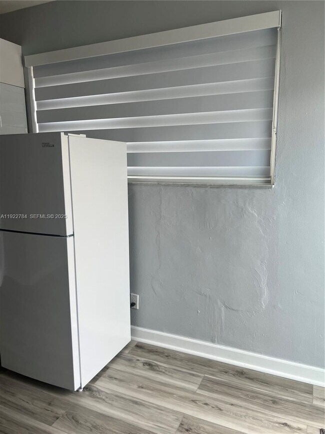 Building Photo - 715 E 49th St