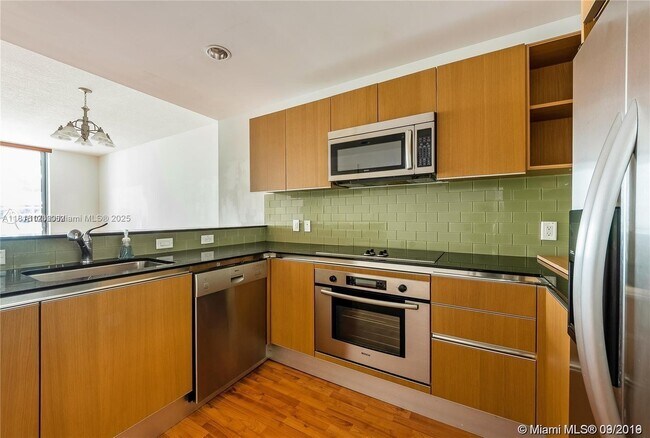 Building Photo - 1060 Brickell Ave