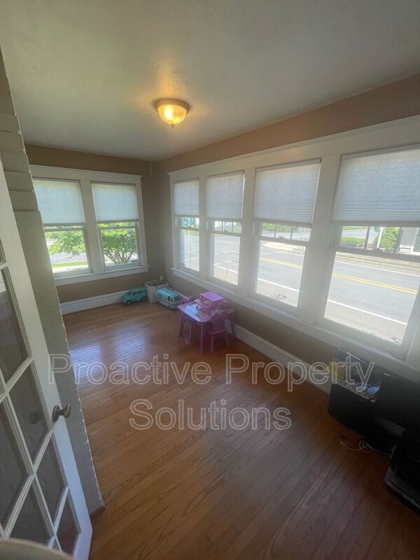 Building Photo - 528 Lindbergh Avenue