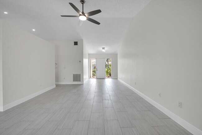 Building Photo - 5625 Aspen Ridge Cir