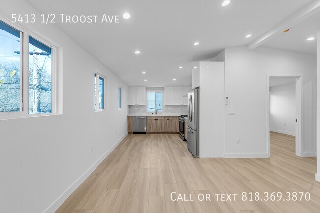 Building Photo - 5413 1/2 Troost Ave-