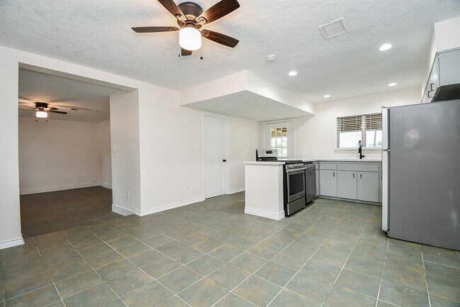 Building Photo - 7602 Turquoise Ln