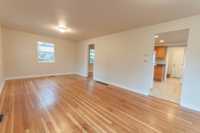 Building Photo - Charming 2-Bedroom, 2-Bathroom House on So...