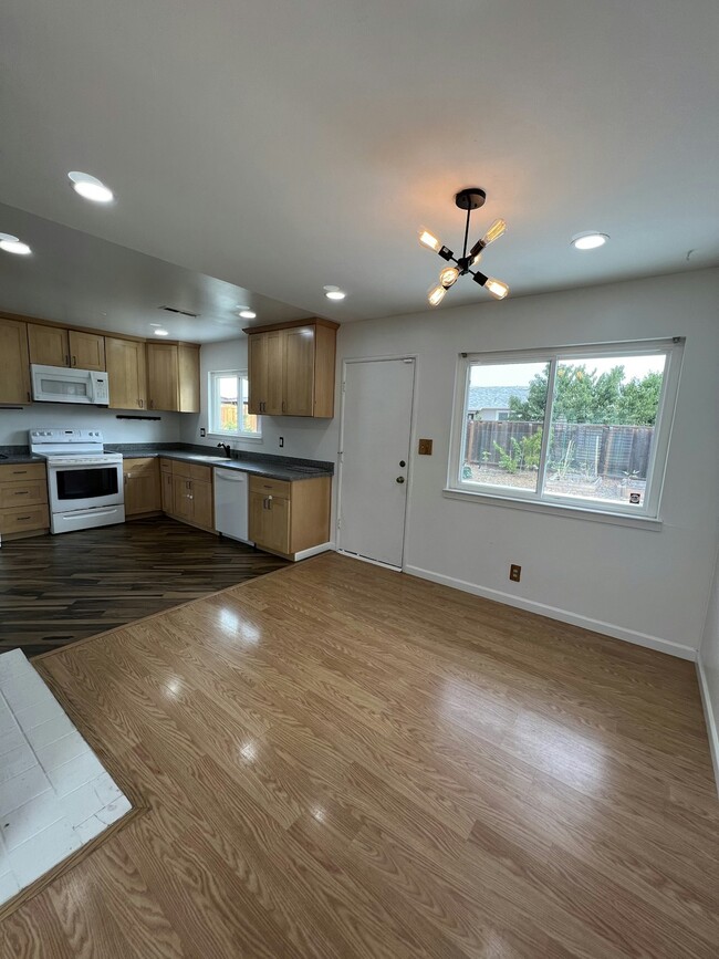 Building Photo - 40458 Landon Ave