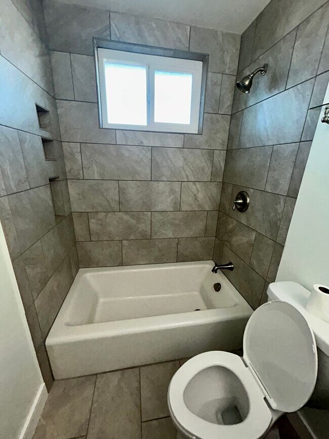 Building Photo - 1028w