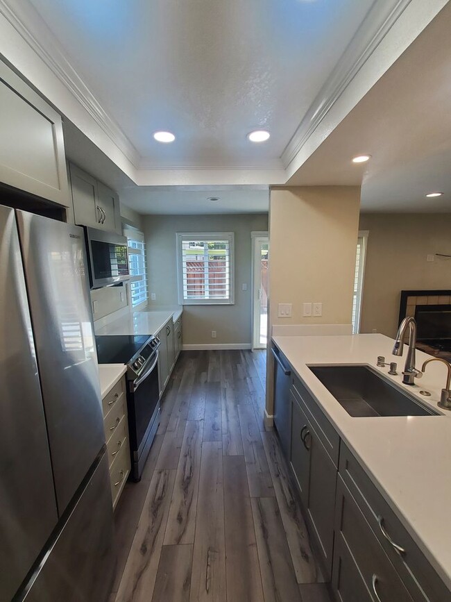 Building Photo - Easy Living @ Gorgeous 2bd/2ba in Cobblest...