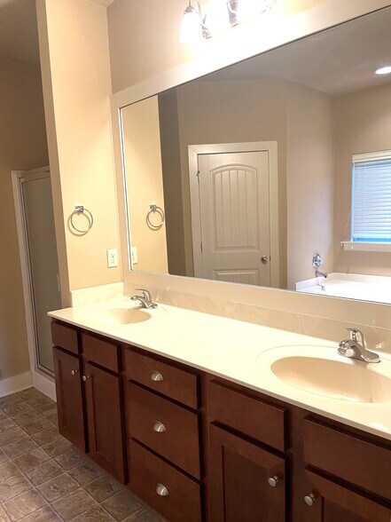 Building Photo - 1036 Crawford Ct