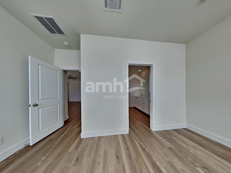 Building Photo - 545 Silverbell Fls Pl