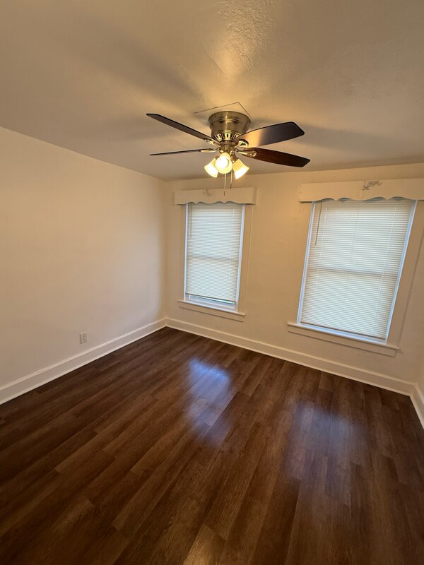 Building Photo - 526-14-1/2 S 14 1/2 St