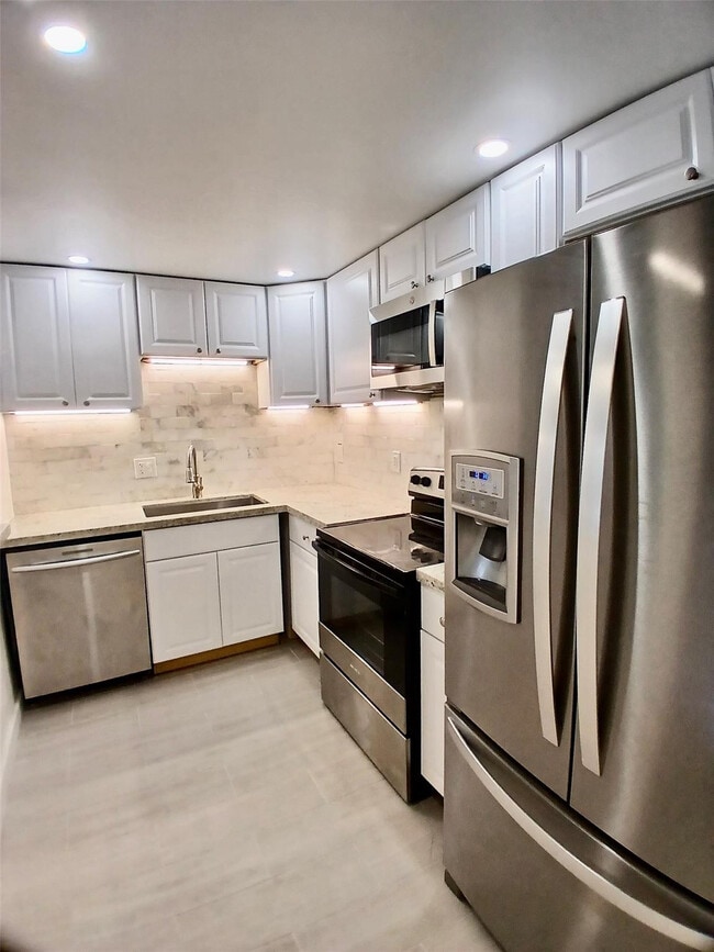 Building Photo - 4164 Inverrary Dr