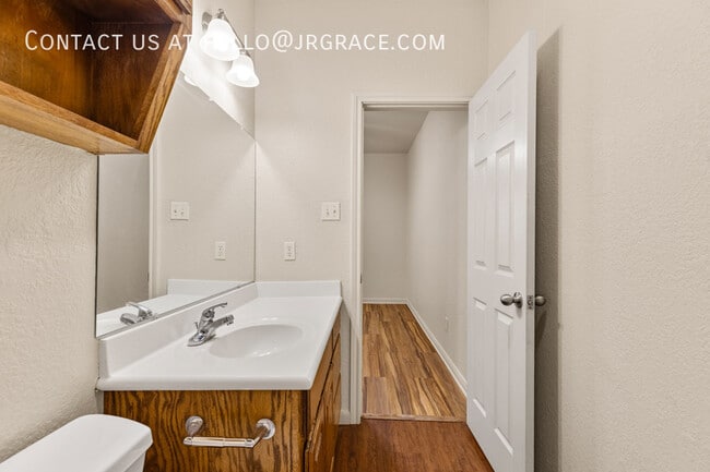 Building Photo - 2100 Breezy Dr