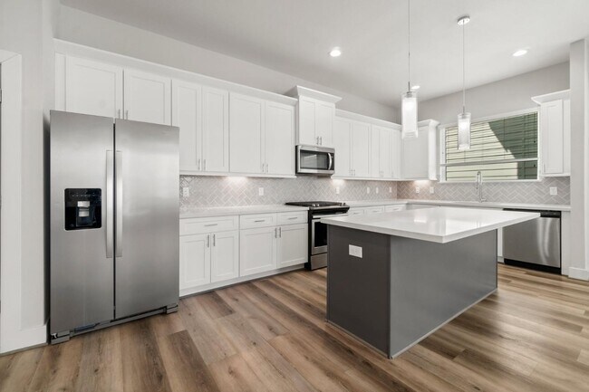 Building Photo - 3362 Pinemont Dr