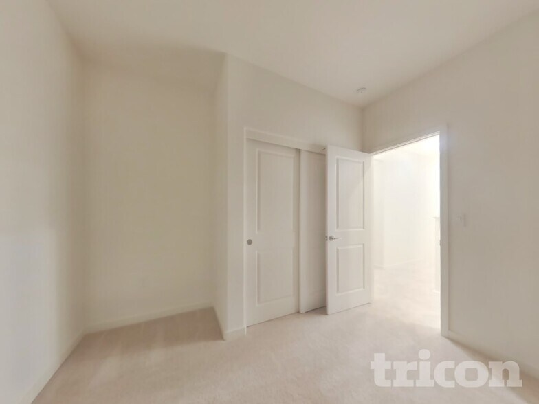 Building Photo - 2050 Delta Vw Ave