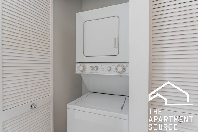 Building Photo - Modern Duplex Up: 2 Bed 2.5 Bath & In Unit W/D