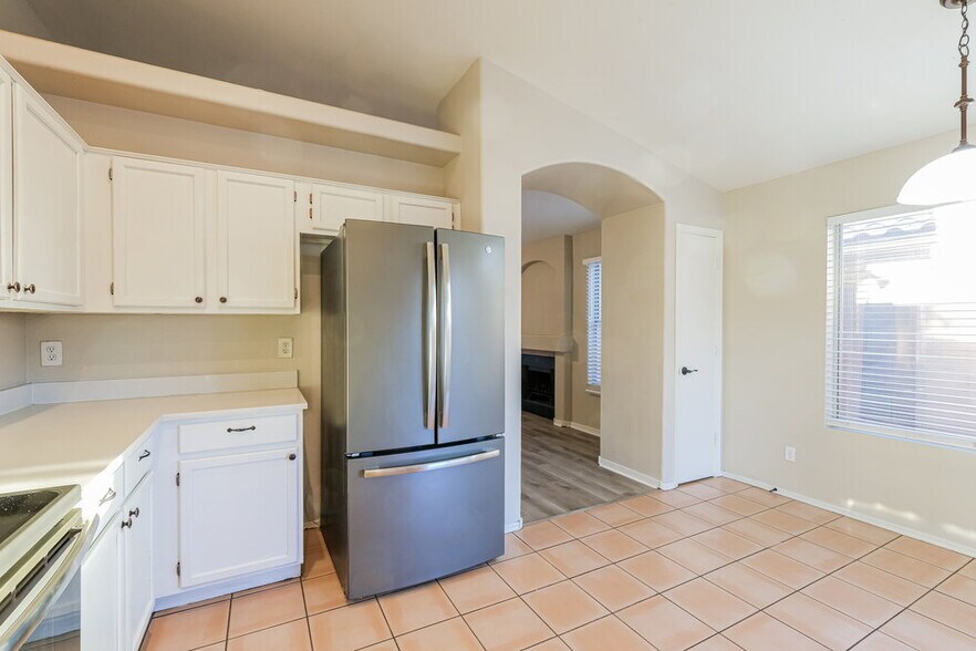 Building Photo - 8667 W Palm Ln