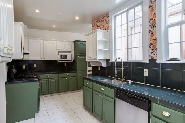 Building Photo - 5 Bed / 2 Bath home in Outer Richmond near...