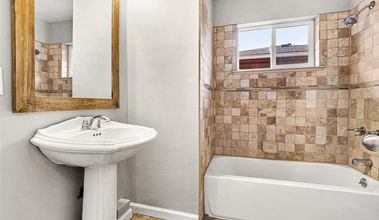 Building Photo - Furnished 3 bedroom 1 bathroom apartment