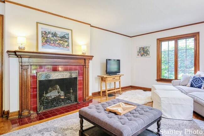 Building Photo - Rare Find! Eastmoreland 5 Bed/4 Bath Home with 3 Car Garage