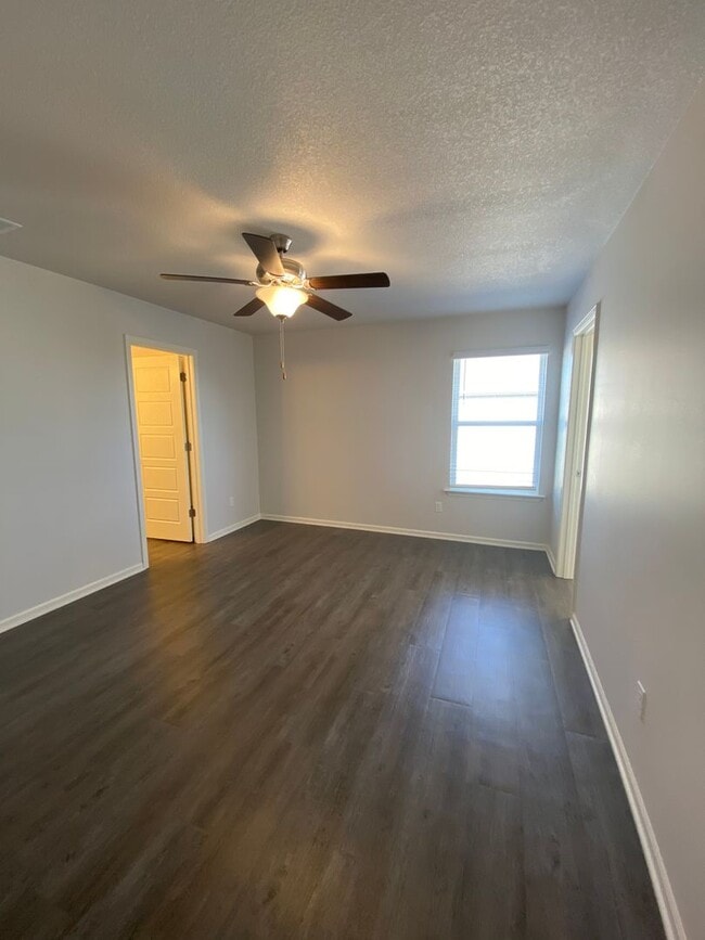 Building Photo - *Pre-leasing* Spacious Three Bedroom | Two and a Half Bath Home in Spring Hill
