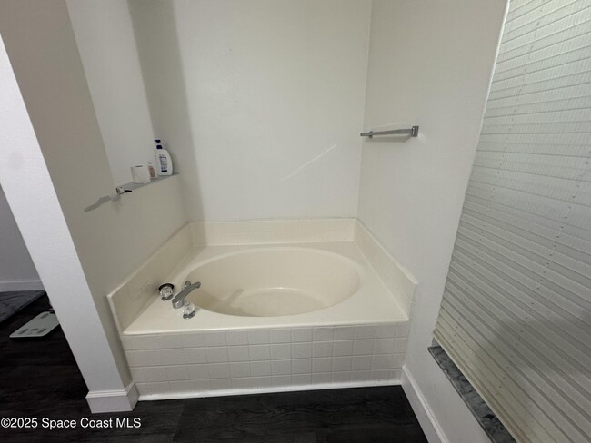 Building Photo - 2425 Bayhill Dr