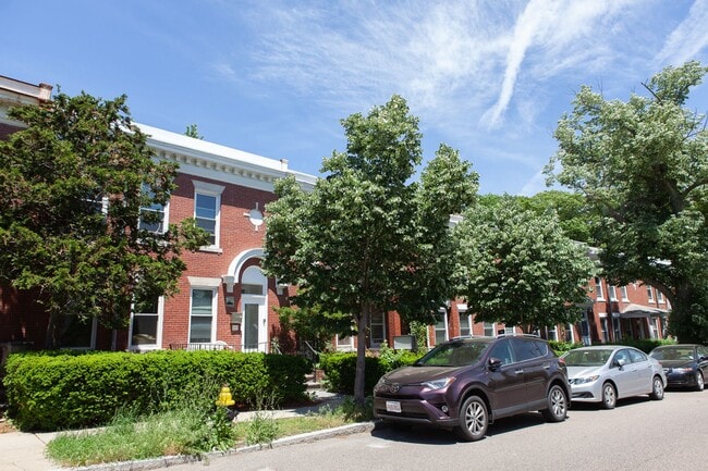 Building Photo - NO BROKER FEE | Renovated 1 Bed on Beacon St | Brookline