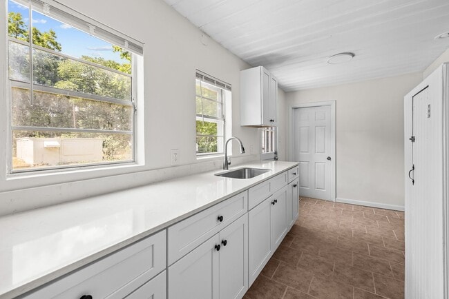 Building Photo - Charming 4 Bedroom 2 Bathroom Home