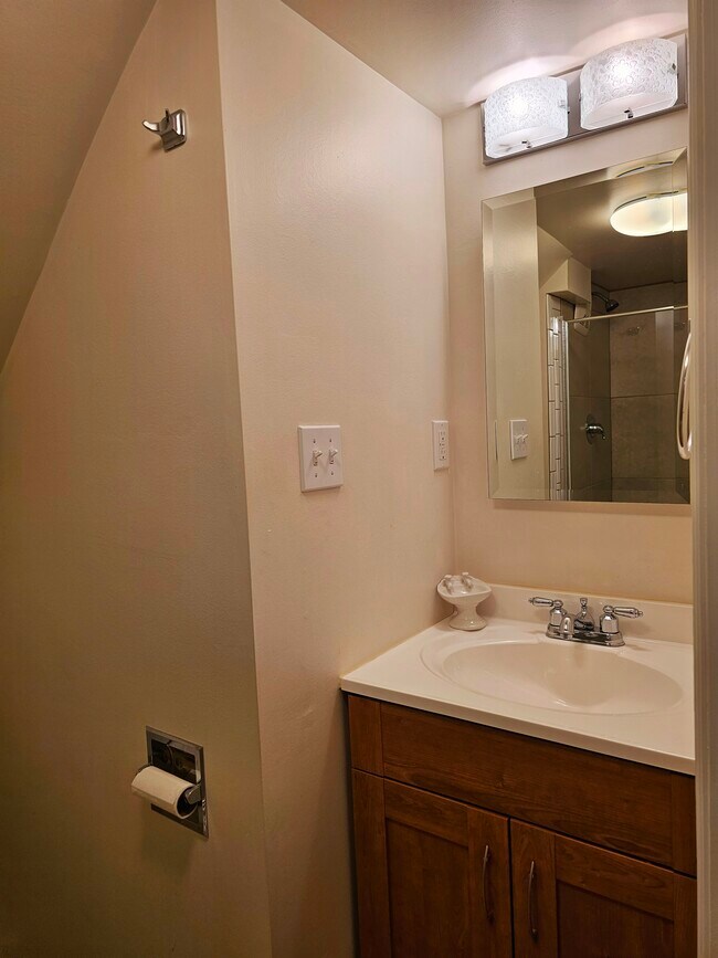 Building Photo - 309 NE Graham St