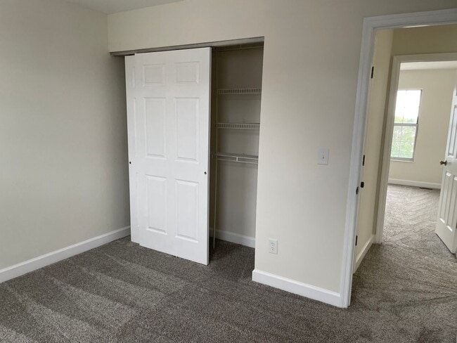 Building Photo - Beautiful 2 Bed, 1.5 Bath Townhome on the Edge of the Desirable Hill Neighborhood Available for Rent