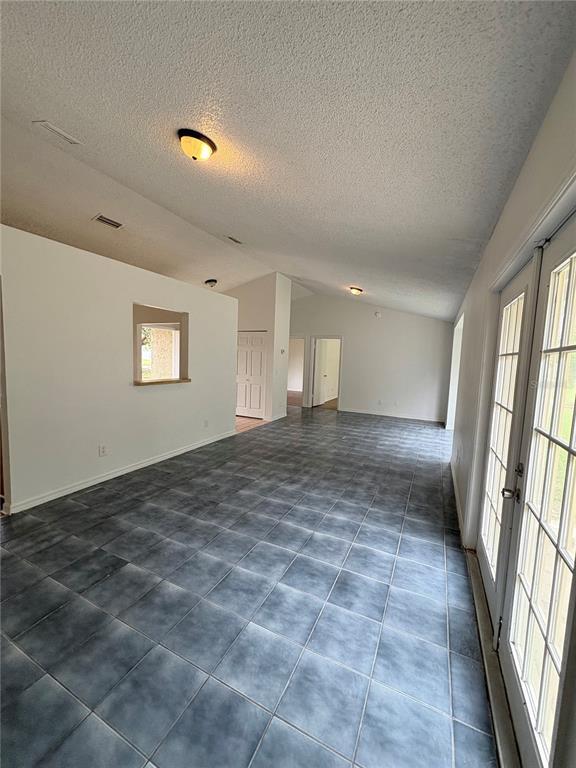 Building Photo - 28 Oak Run