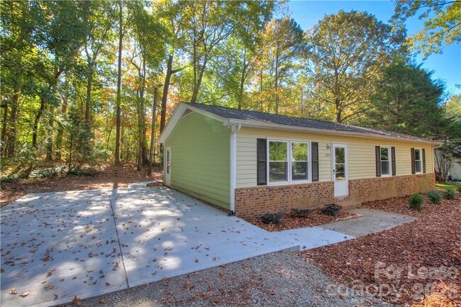 Building Photo - 1300 Sharon Dr