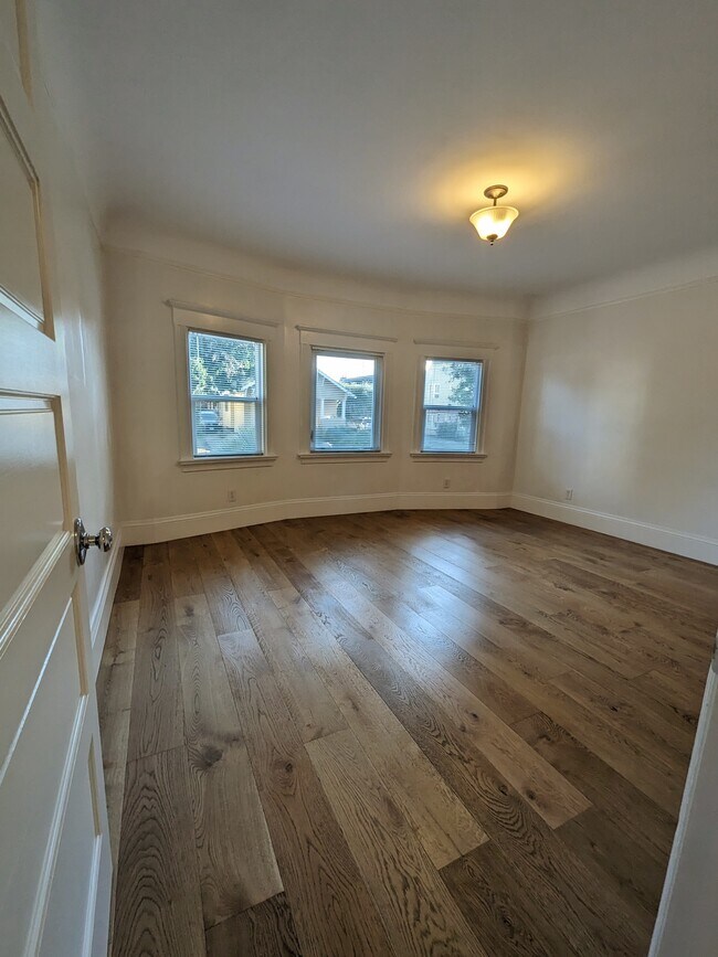 Building Photo - 678 Aileen St