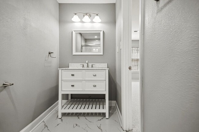 Building Photo - 6 Lisa Ct