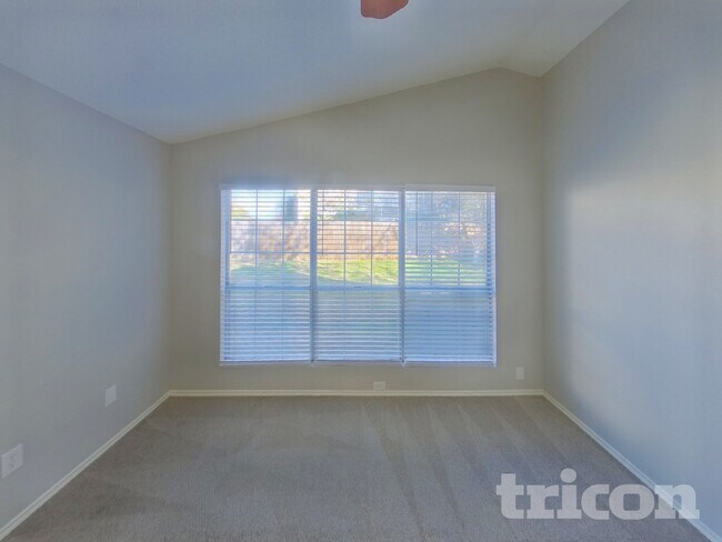 Building Photo - 2628 Dahlia Dr